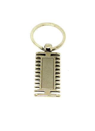 Llavero rectangular de metal con bordes a rayas