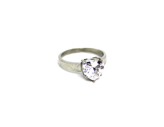 Anillo con Cristal en Forma de Corazón