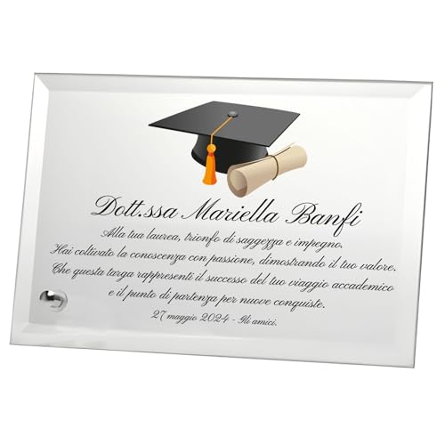 Scritta in legno colorata con cappello per laurea con base cm 68 cod. FWP-L 08