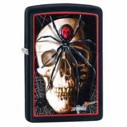 Accendino Zippo Nero con l'immagine di un teschio e un Ragno dal dorso Rosso