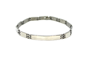 Pulsera fina para hombre con eslabones rectangulares y placa.