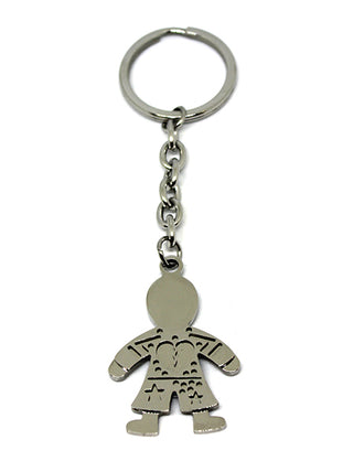 Llavero de acero con colgante en forma de niño con diseños de corazones y estrellas