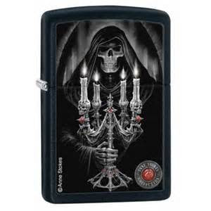 Accendino Zippo Nero con Teschio e Candelabro