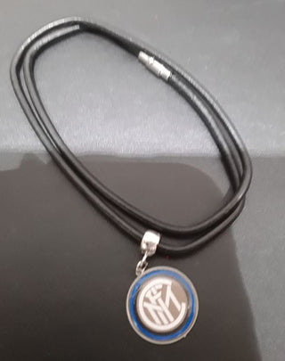 Collar de caucho negro y azul.