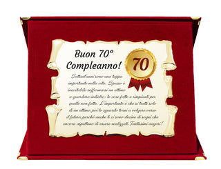 70 Anni - Targa Regalo per Settantesimo Compleanno | Coccarda e Dedica su Pergamena e Cofanetto in Velluto 28x21
