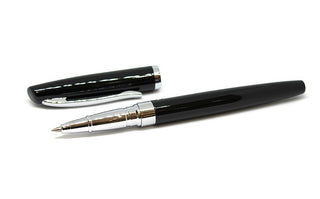 Rollerball negro brillante con detalles plateados.