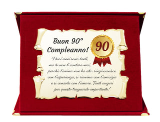 90 Anni - Targa Regalo per Novantesimo Compleanno | Coccarda e Dedica su Pergamena e Cofanetto in Velluto 28x21