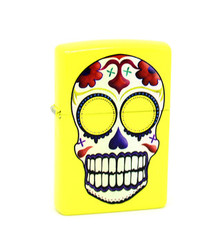 Encendedor Zippo amarillo con la imagen de una Calavera Mexicana