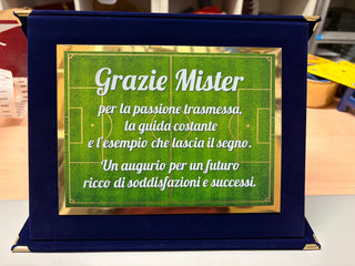 Targa Ringraziamento Allenatore Calcio | Targa "Grazie Mister" su Cofanetto in Velluto | Idea Regalo Allenatore Fine Stagione | Targa Ricordo Squadra Calcio 20x15 cm