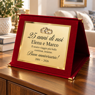 Targa dorata personalizzata per il venticinquesimo anniversario, esposta in casa nel cofanetto in velluto bordeaux