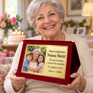 Targa dorata con cofanetto bordeaux per il compleanno della nonna, con fotografia di famiglia a sinistra e dedica a destra