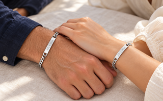 Bracciali ByClay personalizzati indossati da una coppia; esempio di due bracciali