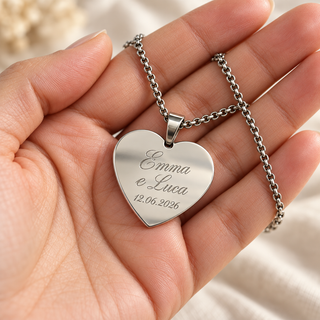 Collana a cuore incisa nel palmo della mano