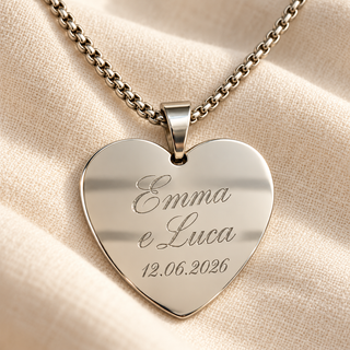 Dettaglio della collana a cuore con incisione su lino chiaro