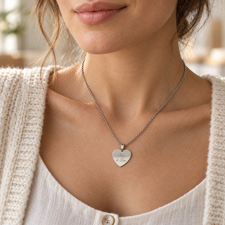 Collana cuore piccolo 25x25 mm indossata, incisione Mia e Leo