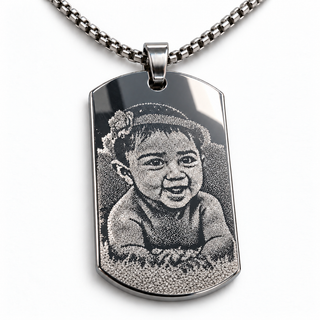 Collana rettangolare in acciaio lucido con ritratto fotoinciso a punta di diamante, dettaglio dei punti e dei riflessi del metallo.