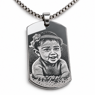 Collana rettangolare in acciaio lucido con ritratto di bambino fotoinciso a punta di diamante