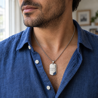 Collana rettangolare con incisione indossata da uomo