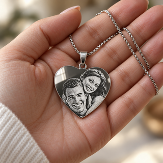 Collana cuore con foto incisa nel palmo della mano