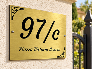 Numero civico personalizzato 97/c dorato con indirizzo su pilastro all'ingresso