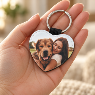 Portachiavi a cuore con foto di donna e cane, mostrato in mano
