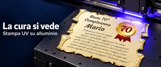 Targa prestampata 70 anni, dettaglio della stampa UV. Esempio con nome: personalizzazione opzionale.