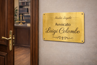 Targa dorata personalizzata per studio legale, montata a parete