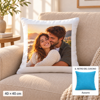Cuscino 40x40 con foto e riquadro del retro azzurro; stampa 34x34 cm centrata con bordo bianco di 3 cm