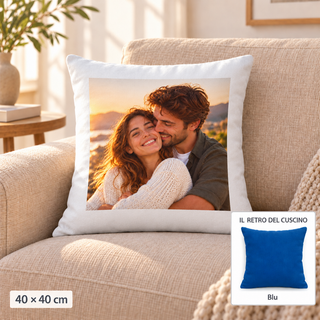 Cuscino 40x40 con foto e riquadro del retro blu; stampa 34x34 cm centrata con bordo bianco di 3 cm