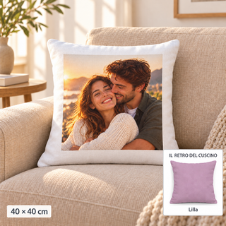 Cuscino 40x40 personalizzato, con vista del suo retro lilla; stampa 34x34 cm centrata con bordo bianco di 3 cm