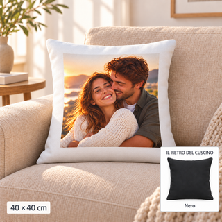 Cuscino 40x40 con foto e riquadro del retro nero; stampa 34x34 cm centrata con bordo bianco di 3 cm