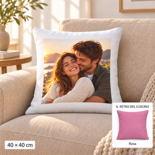 Cuscino 40x40 con foto e riquadro del retro rosa; stampa 34x34 cm centrata con bordo bianco di 3 cm
