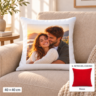 Cuscino 40x40 con foto e riquadro del retro rosso; stampa 34x34 cm centrata con bordo bianco di 3 cm