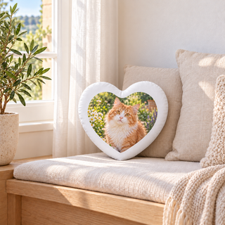 Cuscino a cuore 40x40 con foto di gatto sulla seduta alla finestra con bordo bianco di circa 5 cm e forma arrotondata