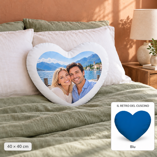 Cuscino a cuore 40x40 con foto al lago in camera da letto, riquadro del retro blu con bordo bianco di circa 5 cm e forma arrotondata