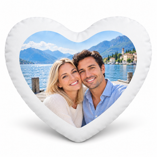 Cuscino a cuore personalizzato 40x40 con foto di coppia al lago, fronte su fondo bianco con bordo bianco di circa 5 cm e forma arrotondata