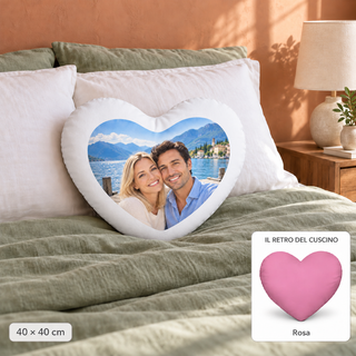 Cuscino a cuore 40x40 con foto al lago in camera da letto, riquadro del retro rosa con bordo bianco di circa 5 cm e forma arrotondata