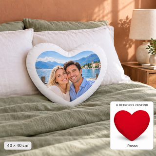 Cuscino a cuore 40x40 con foto al lago in camera da letto, riquadro del retro rosso con bordo bianco di circa 5 cm e forma arrotondata