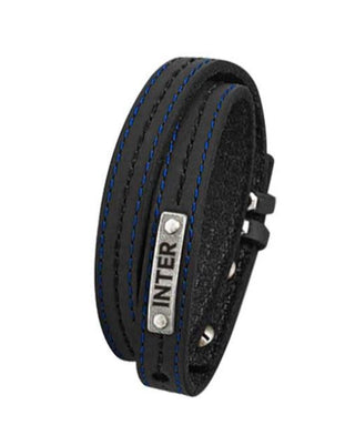 Pulsera Inter de polipiel negra con costuras azules.