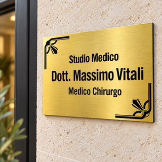 Targa dorata personalizzata con decorazioni agli angoli all'ingresso di uno studio