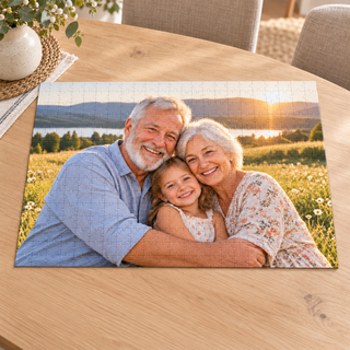 Puzzle personalizzato A3 ambientato su tavolo in legno chiaro