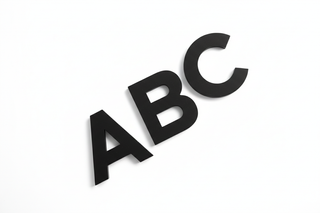 scritta ABC in nero su sfondo bianco, un po' sfalsati