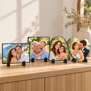 Stampe fotografiche su pietra in ardesia nei formati rettangolare, quadrato, campana e cuore, ambientate su una consolle in legno