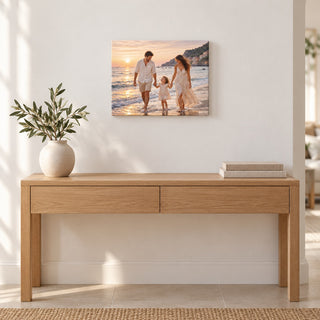 Esempio di stampa su tela 18×24 cm con foto di famiglia, ambientata sopra una consolle