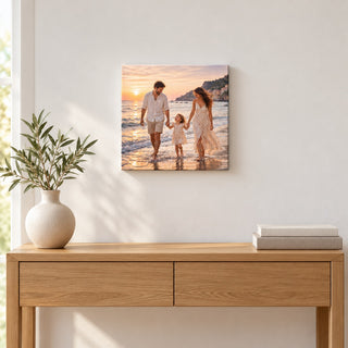 Esempio di stampa su tela 20×20 cm con foto di famiglia, ambientata sopra una consolle