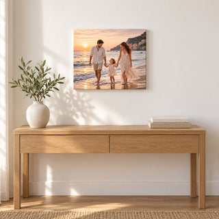 Esempio di stampa su tela 24×30 cm con foto di famiglia, ambientata sopra una consolle