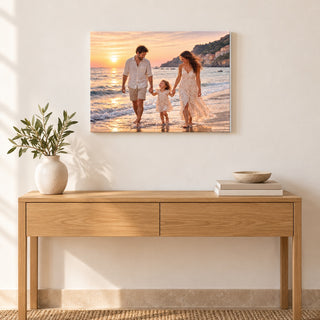 Esempio di stampa su tela 30×40 cm con foto di famiglia, ambientata sopra una consolle