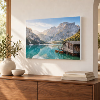 Stampa su tela con paesaggio di lago alpino e montagne, ambientata in casa