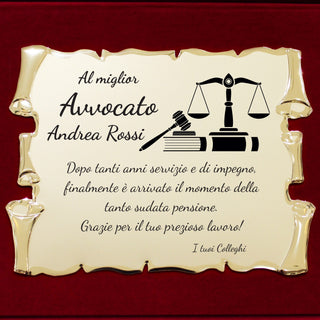 Dettaglio targa pergamena personalizzata per avvocato con dedica