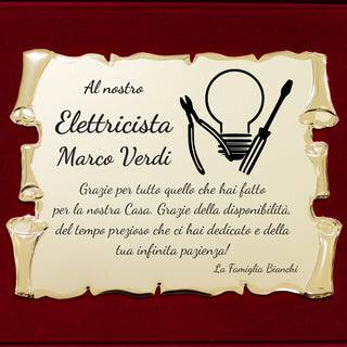 Dettaglio targa pergamena personalizzata per elettricista con dedica